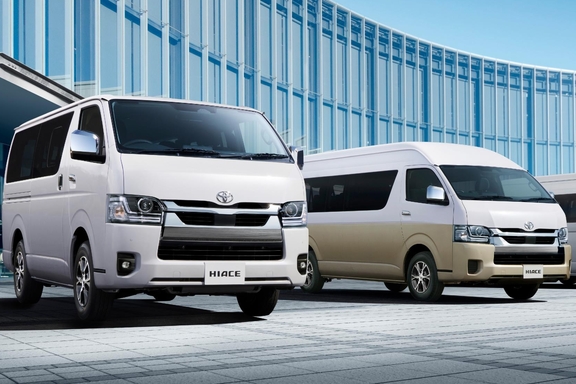 （左）：VAN・2WD・2800ディーゼル・標準ボディ・スーパーGL